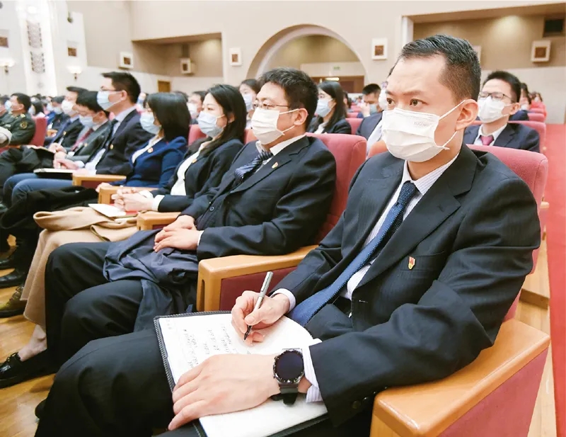 2021年3月16日，党史学习教育中央宣讲团首场报告会在京举行，图为参会人员在听报告。.jpg